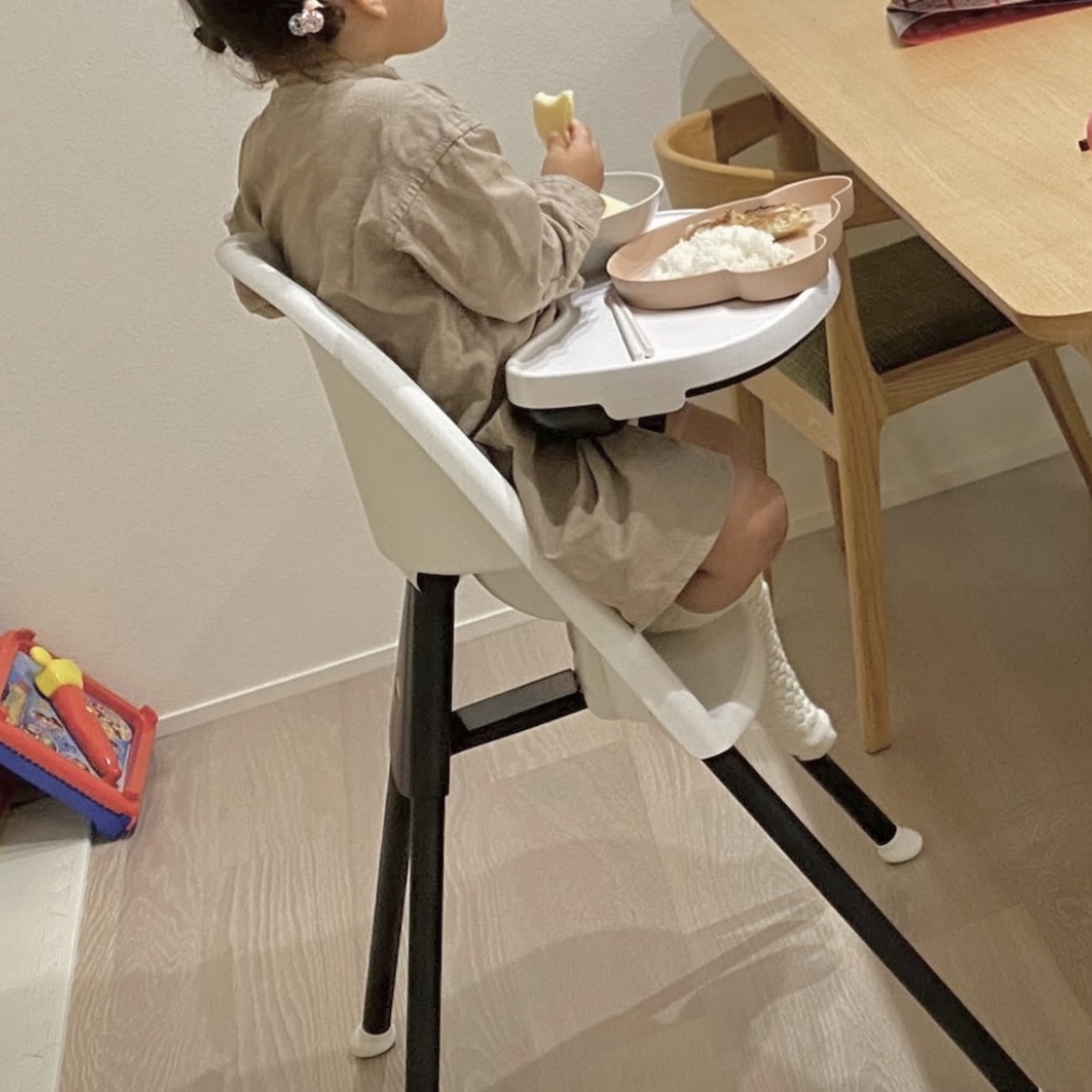 ベビービョルン ハイチェア 白色 実際に子どもが座っている写真