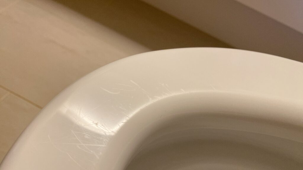 便座の傷の写真1。