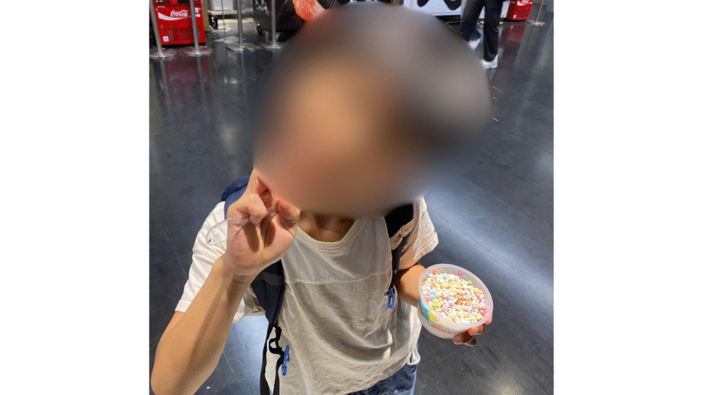 アイスを食べて嬉しそうな息子