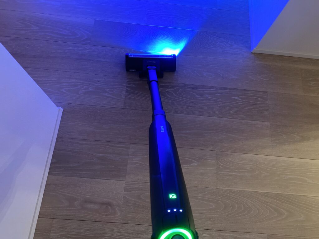 ゴミを見逃さない、青色LEDライト