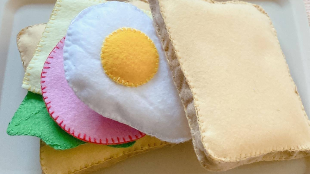 フェルトで作ったサンドウィッチ